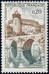 timbre N° 1330, Vue de Laval - Le château et le pont sur la Mayenne