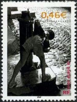 Le siècle au fil du timbre : Vie quotidienne <br>Enfant à la fontaine